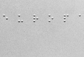 "Europa" Vergrößerung unterer Teil, abfotografierte Rückseite des Fotos mit Blindenschrift (Erhebungen)